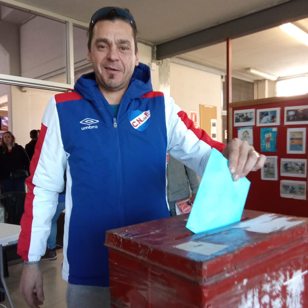 orianacional's tweet photo. -lpm espero q el examen esté fácil 

el examen: ¿en cuál de las dos imágenes se encuentra votando “el peor de todos”? https://t.co/Y6q4JKxZmi