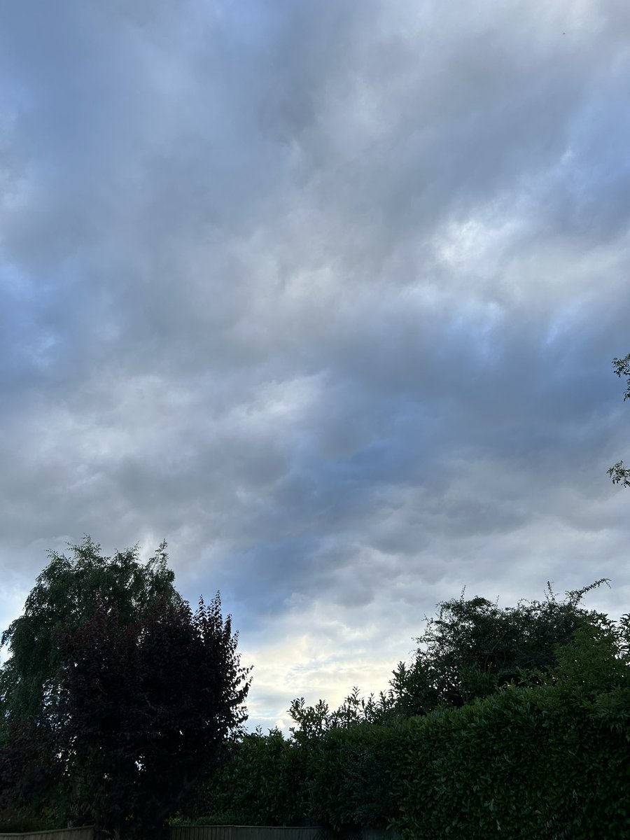 1OFFGINGER's tweet image. @LynnParsonsUK Moody kinda evening 
#windowOnYourWorld #EveningShow