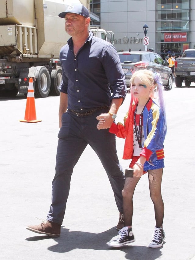 TungusBusko's tweet photo. I saw this pic like 6 years ago and Liev Schreiber was like "My son wanted to be Harley Quinn for comic con so that's what we did, why are you being weird about it?"

I just found out he's got a daughter now. He seems like a great dad 🥲 https://t.co/UFX5ksz2Ru