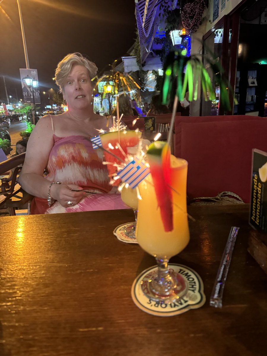 stutheblu's tweet photo. Cocktail O’clock https://t.co/5RYDP4ubmC