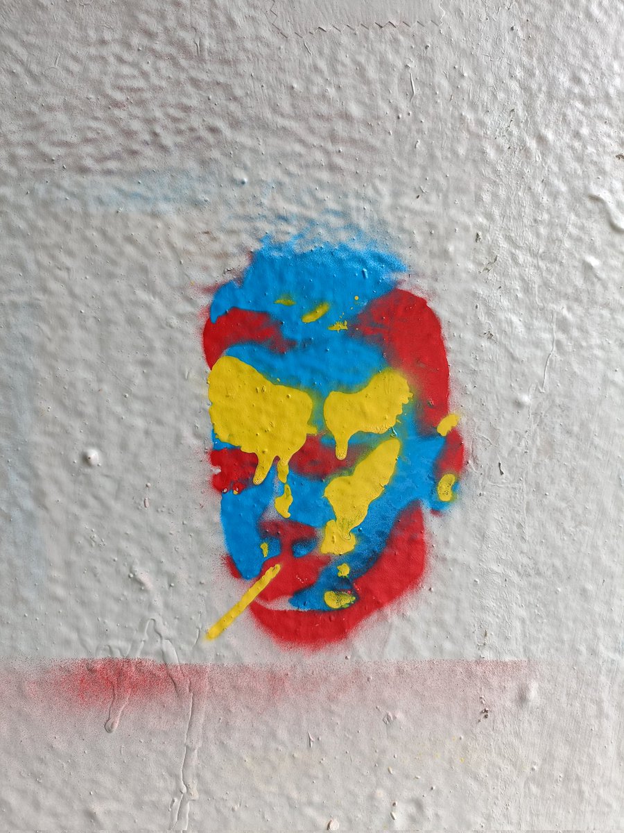 Punk is yellow, blue and red.
#StreetArt #Stencil Roazhon