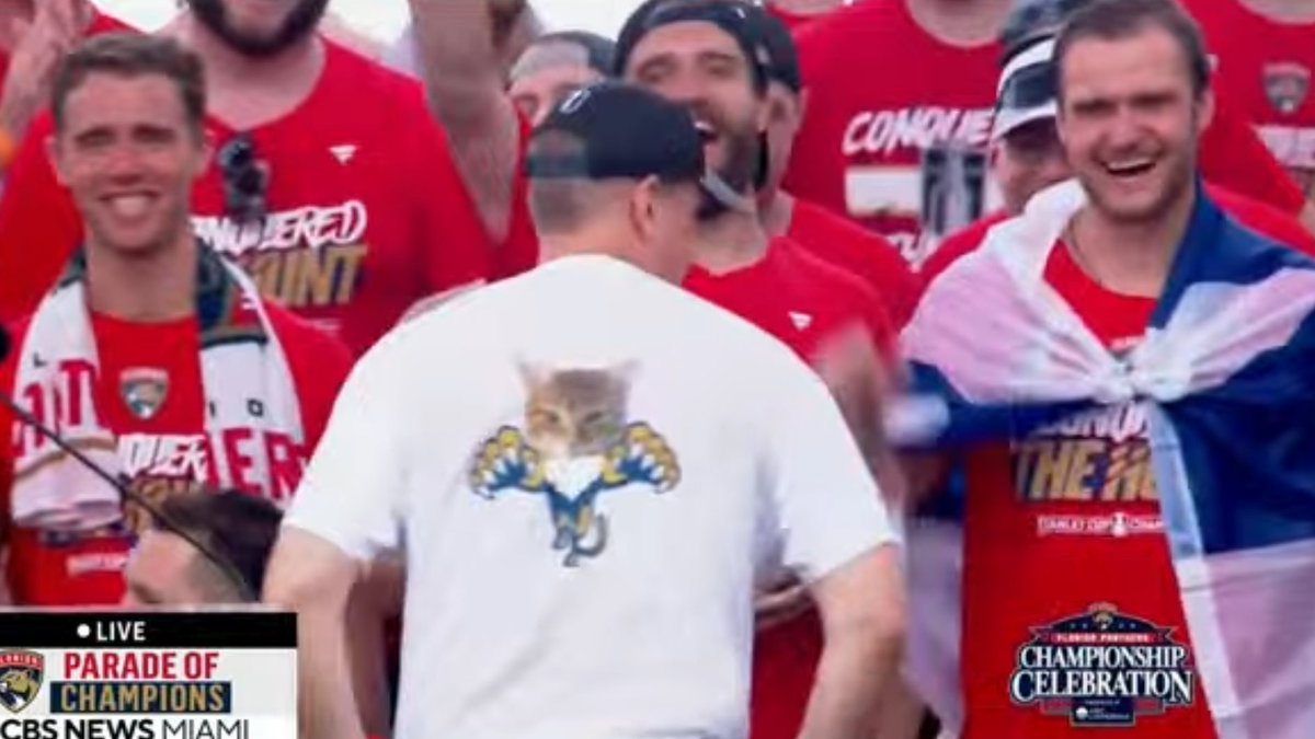 Paul Maurice rocking a Panthers shirt with his own cats on the logo. 💀

via: <a href="/jessdelaslajas/">jessi</a>
