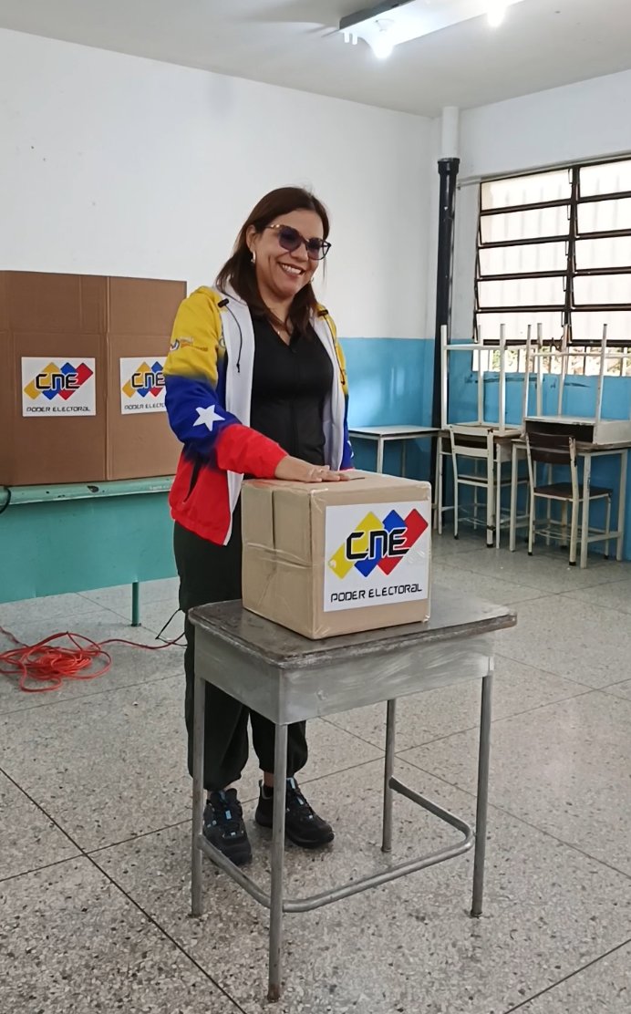 SocializaCIDA's tweet photo. "Llamamos a toda la comunidad merideña, a todas las familias, a que vengan hoy a revisar como es de rápido y fácil el proceso del voto". Vicem. @cytdanmarys al ejercer su derecho democrático en el #SimulacroElectoral en el Liceo Alberto Carnevali de #Mérida 

#SimulacroPorLaPaz https://t.co/0BIFpGh2Wf