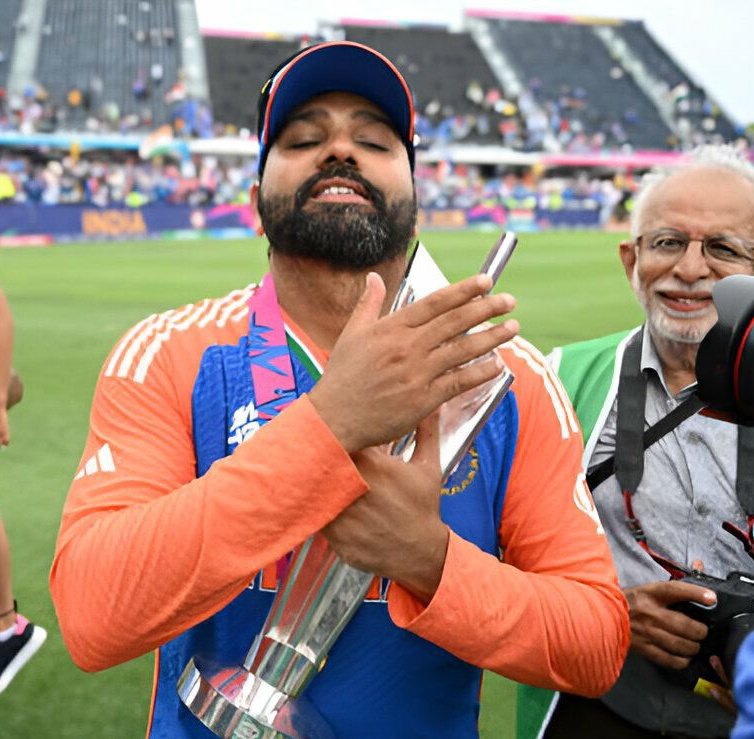ERUTTAM18's tweet photo. End of Golden Era ♥️ 🇮🇳 🥺
Indian cricket will always be grateful for your incomparable contribution. 
#ViratKohli𓃵 #RohitShamra #RavindraJadeja https://t.co/GdsNQPbAPT