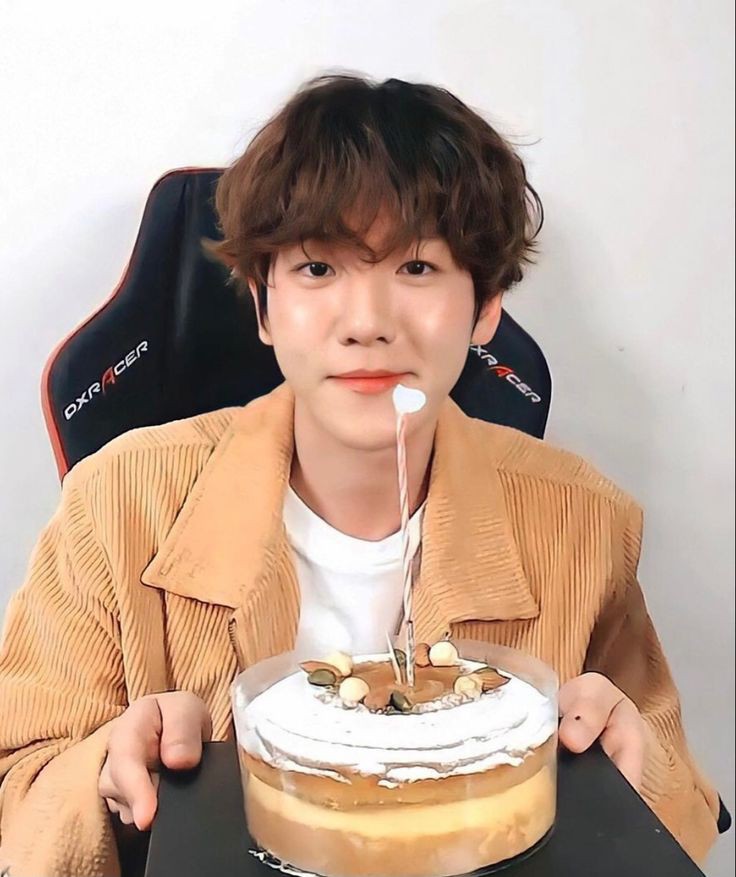 بدی اینکه دوستای خیلی کم و مجازی داشته باشی اینه ک روزای تولدت کسی رو نداری باهاش بری بیرون خوش بگذرونی🚶