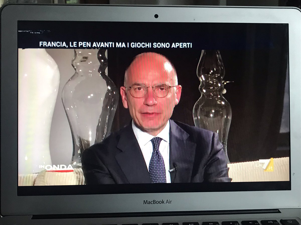Serio ciò che dice, eppure io faccio fatica a seguirlo con quei multipli vasi degli esteri sullo sfondo…divertente <a href="/EnricoLetta/">Enrico Letta</a> <a href="/welikeduel/">Propaganda Live</a>