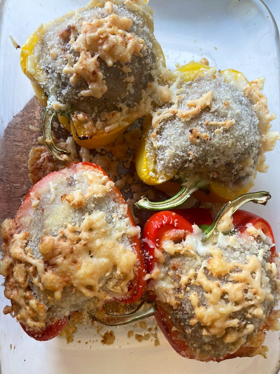 joukesp's tweet photo. #SundayLunch #StuffedBellPepper #PatatasBravas #Salad
Going all Spanish!
Stuffed bell peppers (lamb mince) in the oven w patatas bravas & salad. All freshly made!
Another excellent Portia, ‘20 Crianza, Ribera del Duero. Tempranillo at its best!
87-89 https://t.co/C5jsQ0sofL
