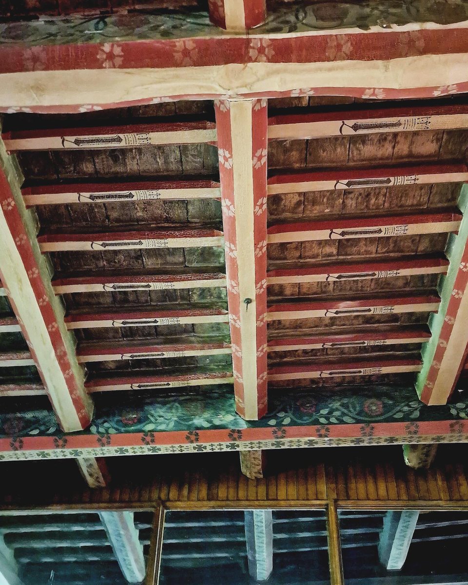 bcdyingmuseum's tweet photo. 19thc painted ceiling, part of Bodley’s restoration 1872.
St Laurence Rowington
#sundayceilings #ceilingsonsunday #bodley #paintedceiling #churchinterior #churcharchitecture #rowington #westmidlands #warwickshire https://t.co/8sJKDpuuFo