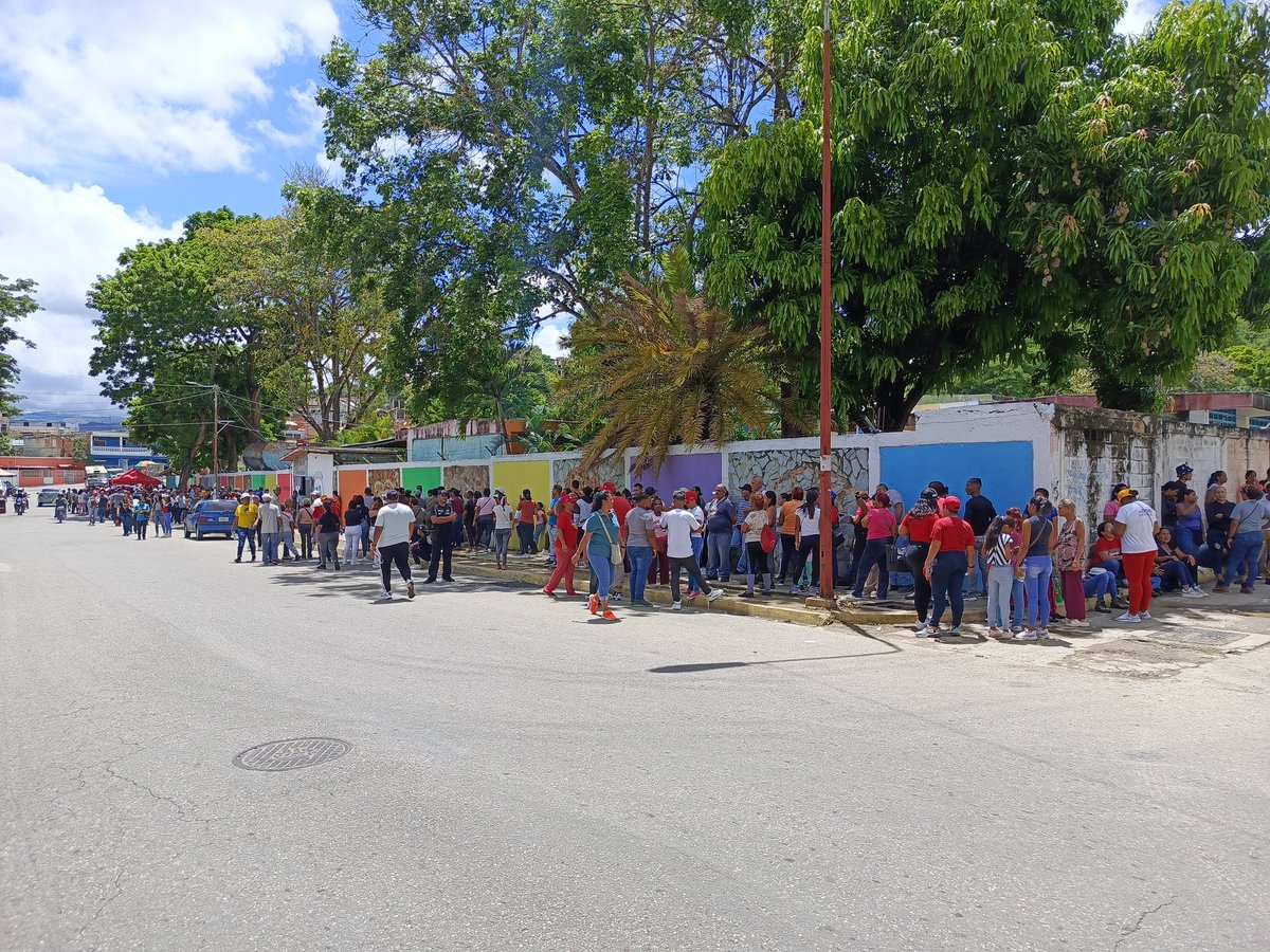 WilliamPPT1's tweet photo. Hoy acompañamos la extraordinaria participación popular en el simulacro electoral! Que compromiso el de nuestro pueblo, vamos rumbo a la victoria este #28J @PartidoPSUV @dcabellor @NicolasMaduro @pinfantea @irisvarela @infanteibrahim @gabycomunas @JuventudPSUV https://t.co/h36fo7aCAm