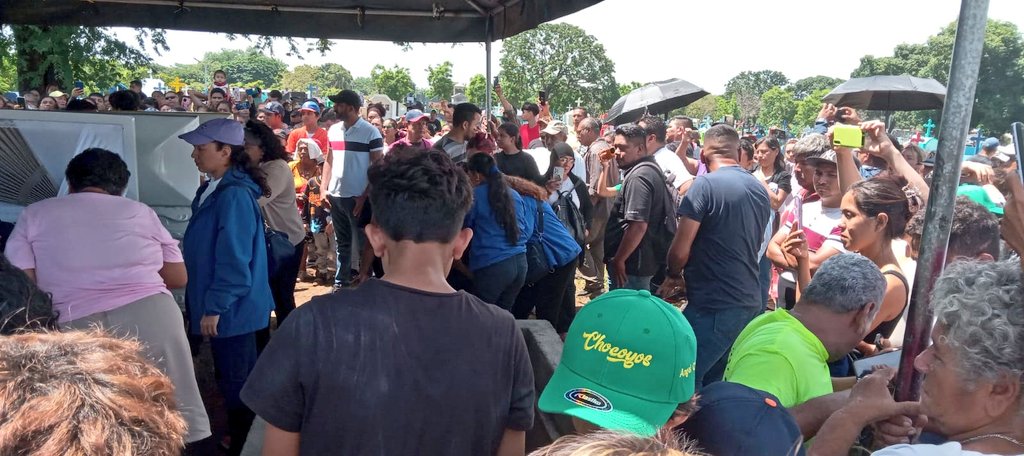 FirmesP's tweet photo. Familia Arroliga García da Último Adiós a seres queridos, que fallecieron en derrumbe en Hialeah, Cementerio Puertas del Cielo. Población se desbordó acompañando a familia en solidaridad ante la terrible tragedia, donde murió el padre y 3 menores. 

#Nicaragua
#ManaguaSandinista https://t.co/QwtysOC0QB