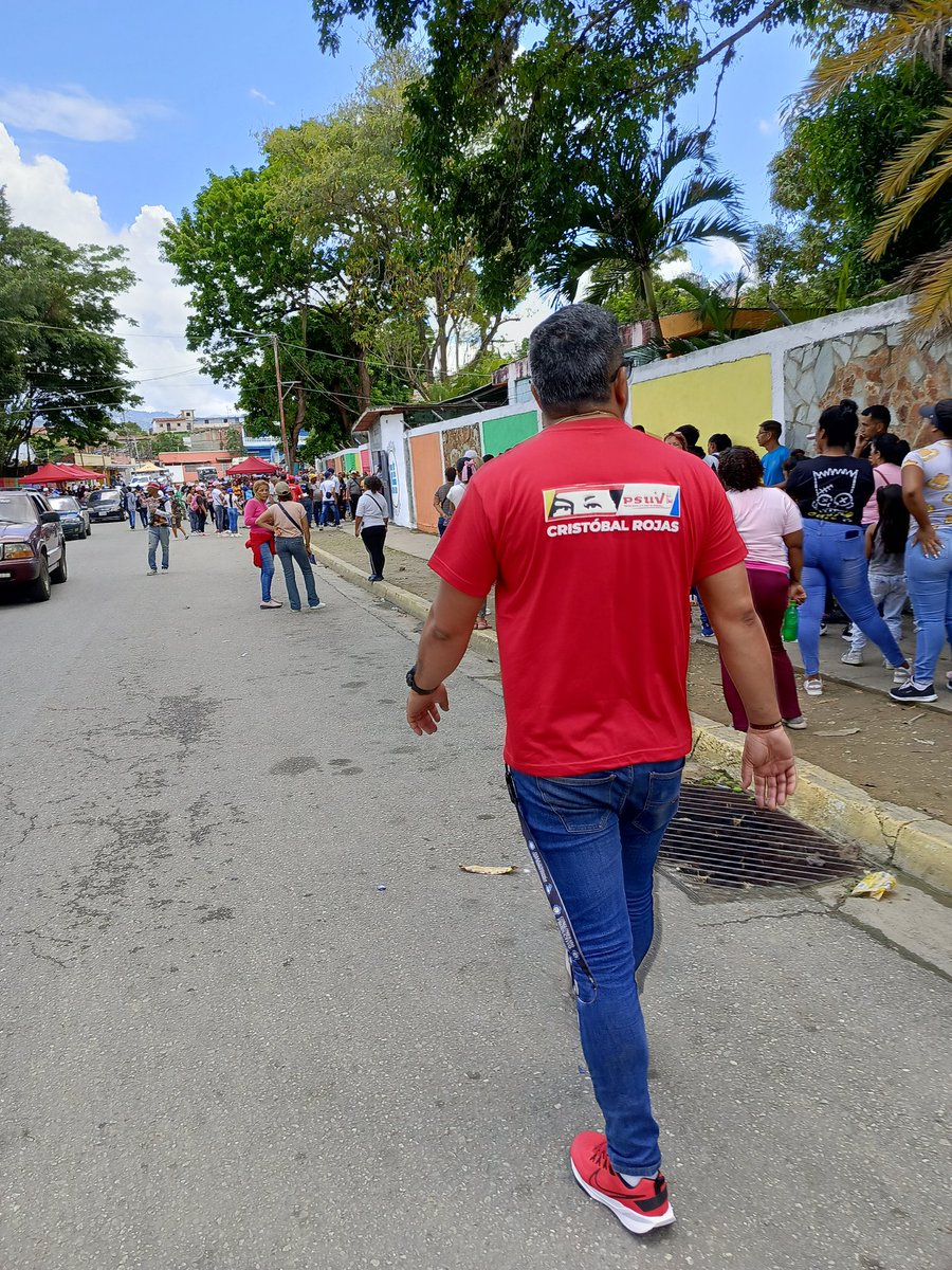 WilliamPPT1's tweet photo. Hoy acompañamos la extraordinaria participación popular en el simulacro electoral! Que compromiso el de nuestro pueblo, vamos rumbo a la victoria este #28J @PartidoPSUV @dcabellor @NicolasMaduro @pinfantea @irisvarela @infanteibrahim @gabycomunas @JuventudPSUV https://t.co/h36fo7aCAm