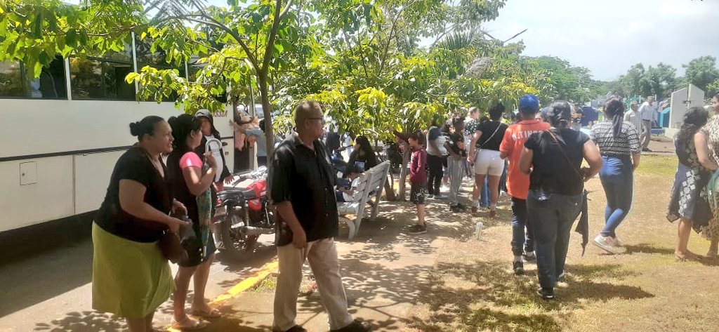 Familia Arroliga García da Último Adiós a seres queridos, que fallecieron en derrumbe en Hialeah, Cementerio Puertas del Cielo. Población se desbordó acompañando a familia en solidaridad ante la terrible tragedia, donde murió el padre y 3 menores. 

#Nicaragua
#ManaguaSandinista