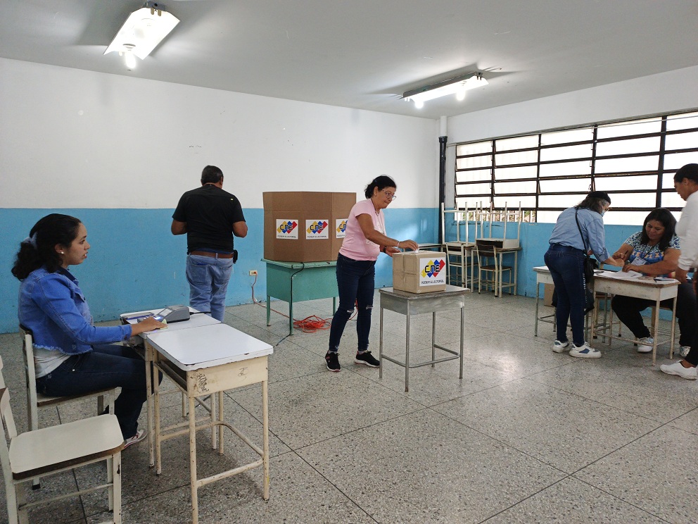SocializaCIDA's tweet photo. El pdte. del @SocializaCIDA , Dr. Nomar Villa, al participar en el #SimulacroElectoral , en el Liceo Alberto Carnevali de #Mérida , destacó la importancia de esta gran jornada nacional. "Muy contento con la receptividad de la gente. El proceso muy rápido". 

#SimulacroPorLaPaz https://t.co/n5HtqT4Ass