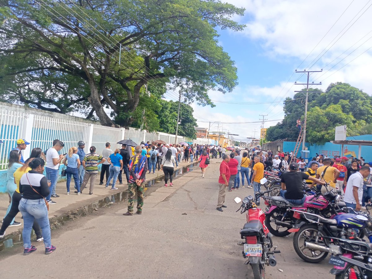 El pueblo del Apure salió a la calle hoy domingo 30 de junio, participando en el simulacro convocado por el CNE. Vamos a la victoria del 28 de julio con nuestro Gallo Pinto, el presidente ⁦<a href="/NicolasMaduro/">Nicolás Maduro</a>⁩