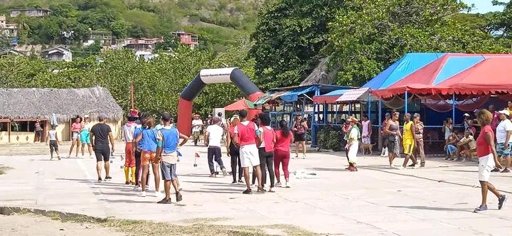 frank_villalon's tweet photo. #ModoVerano en el municipio #SantiagoDeCuba , cuánta alegría de nuestros jóvenes y santiagueros en el consejo popular #Siboney.
#ModoVerano2024
#SiempreSantiago
#UJCdeCuba
#SantiagoDeCuba
#CreaTufelicidad https://t.co/6rxEvrTpJk