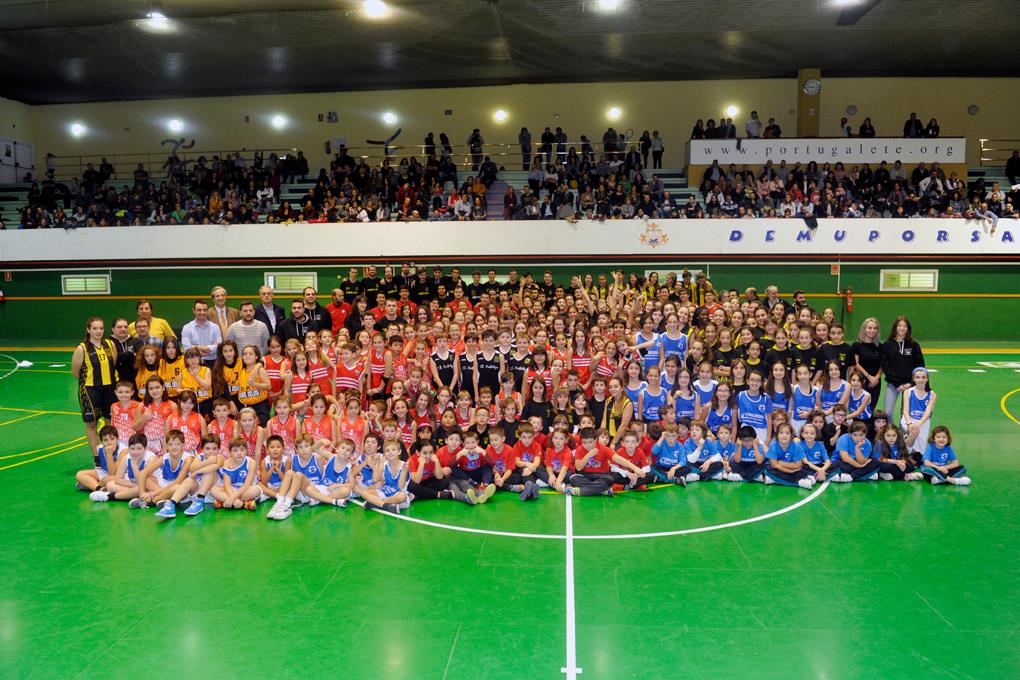 AkeZubi's tweet photo. Muchas gracias a jugadores/as, entrenadores/as y directivos/as con los que he compartido estos años. Me he sentido muy valorado 😊

Se pone fin a una preciosa etapa como Director Deportivo del club de mi vida, @Oribeltza 💛🖤

Orgulloso de ver en lo que nos hemos convertido 😏✊ https://t.co/eGooITWwaV