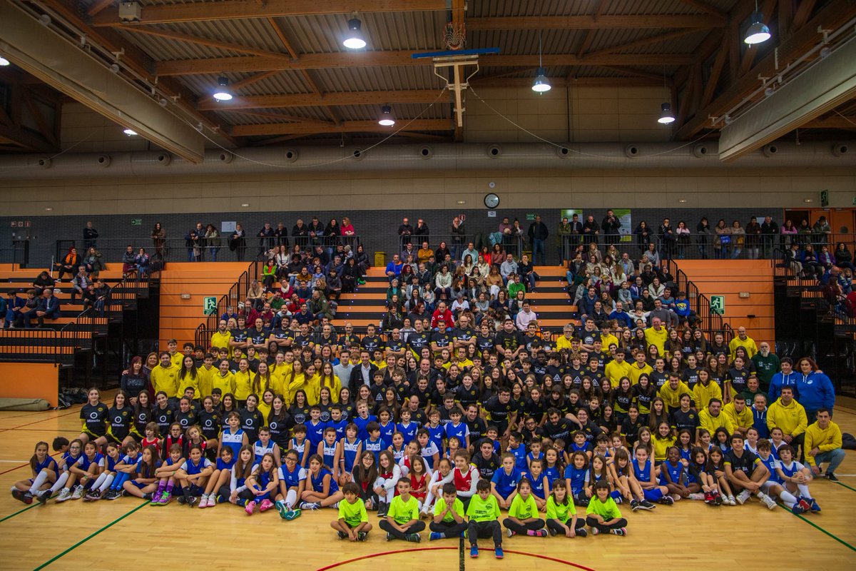 AkeZubi's tweet photo. Muchas gracias a jugadores/as, entrenadores/as y directivos/as con los que he compartido estos años. Me he sentido muy valorado 😊

Se pone fin a una preciosa etapa como Director Deportivo del club de mi vida, @Oribeltza 💛🖤

Orgulloso de ver en lo que nos hemos convertido 😏✊ https://t.co/eGooITWwaV