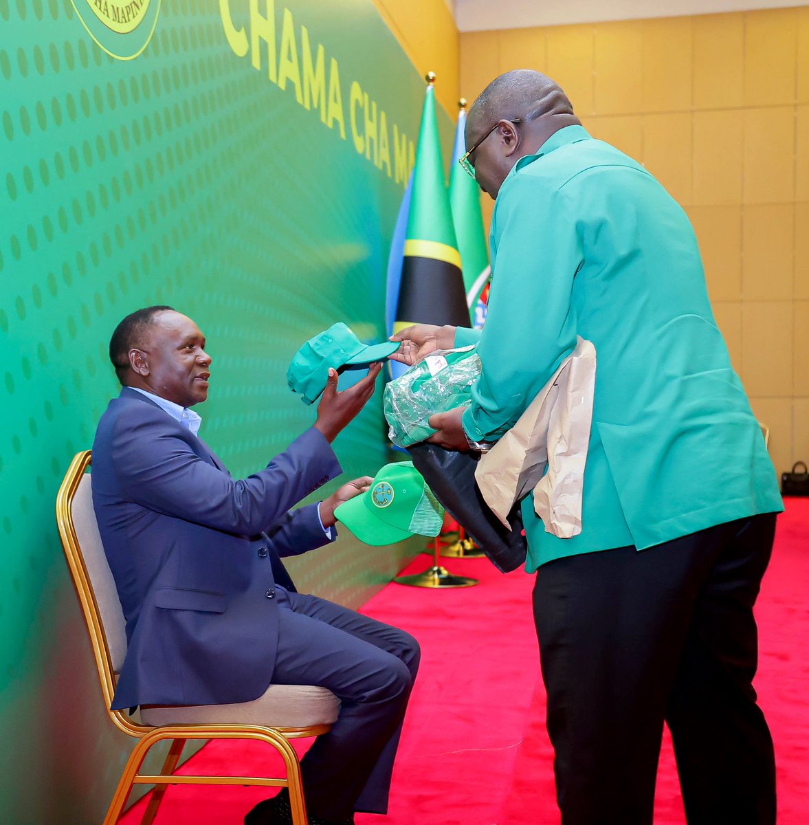 Mbilinyi255's tweet photo. Hata wewe siku ukihamia CCM jambo la Muhimu tutakupa kofia na T-shirt la bure.... @VitusNkuna @PatricOleSosopi @Revline_2109 @NectoKitiga waione kwenye Jalada https://t.co/wYqDGpjcW9