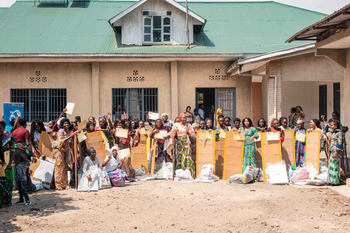 une action appuyée par @jjpcongo et exécutée par l'ONG PAIF dans le projet : " réinsertion socio-économique des jeunes filles et femmes affectées par les conflits armés à Goma ".  plus de 35 jeunes filles et femmes ont reçu des kits en pâtisserie, art culinaire et tressage.