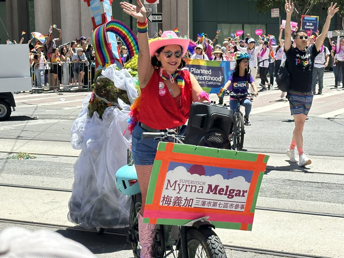 LilyLiSF's tweet photo. The 54th Annual San Francisco Pride Parade is underway1 !!! 🏳️‍🌈🏳️‍⚧️❤️🩷 https://t.co/ZGB3GgejFV