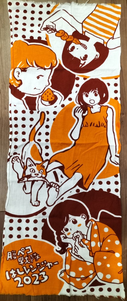 あ、そうだ。着物道楽十人絵巻のグッズの手ぬぐいは売り切れてしまったのですが、はしレンジャー展の手ぬぐいはまだ残っていて今回の展示にも持ち込ませてもらっています。谷川さんの子だけは着物を着ています👘よかったらそちらも〜