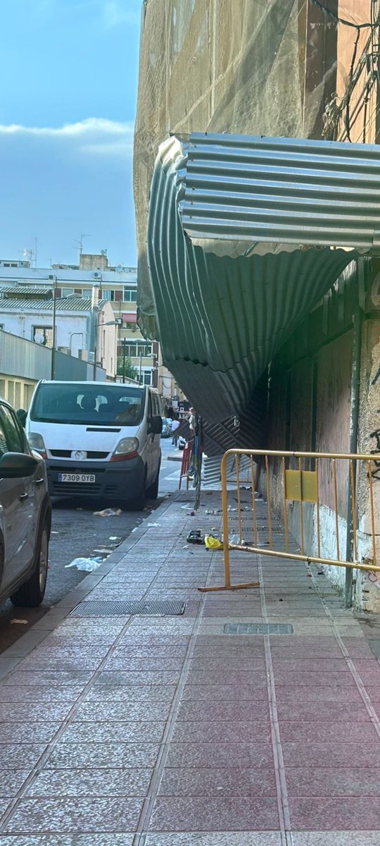 Vergonzoso! <a href="/AytoMurcia/">Ayuntamiento de Murcia</a> ni una acción sobre el estado del edificio, nada! Lo primero que ve alguien al venir en nuestra ciudad! Casi 20 días en este estado. ¿Si llegará a pasar algo quién sería el responsable?