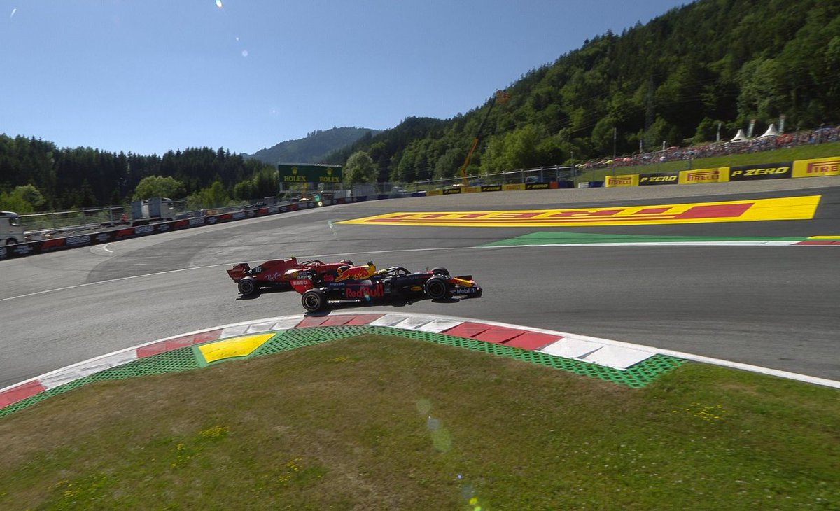 Mesma curva, 5 anos depois. 

Verstappen por dentro, adversário por fora. Em 2019 ele atacava Leclerc, em 2024 defendia-se de Norris. 

Nas duas escolheu a linha de dentro, nas duas um contato no estilo "pula pirata". 

Dessa vez carregou dano e estragou a própria corrida, na
