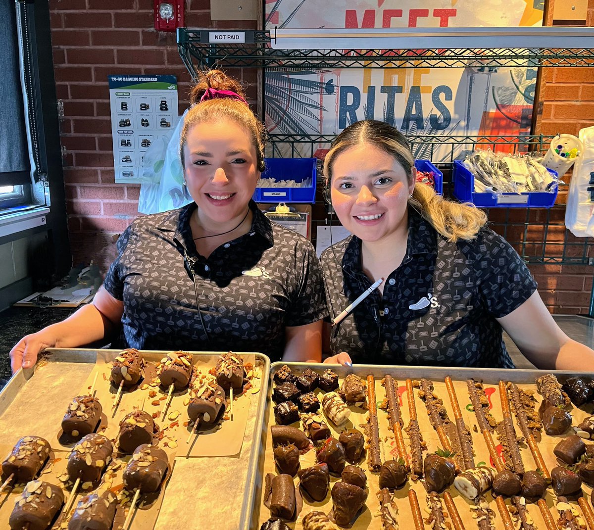 rubywoo83's tweet photo. Fudge done the #southside way! ๐ซ๐ฅจ๐๐๐ฅ and marshmallows too! ๐คคHappy #fudgeday from this #chilisfamโฆSafe to say this #cultureday was a hit! #teammcallen #chilislove @vero_gee147 @lissa22h @LarryV71 https://t.co/M8imothJYF