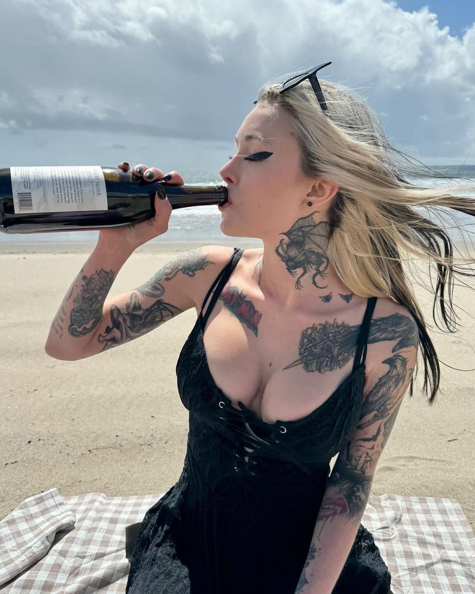 BurntNoir's tweet photo. Picnics in Cali are fun. https://t.co/z0dO5Sims4