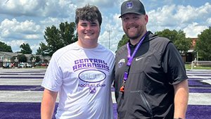 sixstarfootball's tweet photo. CENTRAL ARKANSAS COVERAGE I Rising OL Prospects Make a Big Impact

⭐️Six Star Football takes a look at several talented prospects that impressed at UCA🐻

✍️ STORY▶️ https://t.co/weZM4Re2hC

@f_bridwell65 @CHarneck77 @FallingCarter @MarcusFuller_12 @GreenJeremyah @SamuelHicks_50 @0cHughes70 @Sam_Paladino72 @d1deuce54 @BryceSmith56 @tatespray2025 @tuckeryoung74