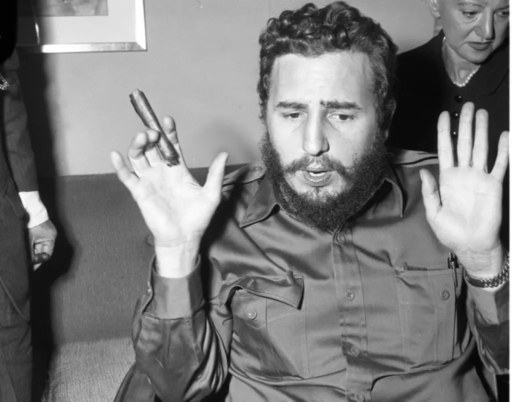 CubaOrtografia's tweet photo. #EstampasDeMiCuba - Aunque se haya escrito mil veces, siempre es bueno recordarlo, sobre todo para aquellos que no son cubanos y para los idiotas que tanto alaban a la fallida «Revolución» cubana.

Este ser despreciable, además de censurar, encarcelar y asesinar, llegó robándose y confiscando todas las propiedades existentes en el país, que en su mayoría eran de empresarios cubanos, por mucho que se hayan empeñado en querer mostrar a Cuba como «colonia yanqui».

Desestabilizó toda la región y el continente con la infiltración castrista en esos países, entrenando y armando a grupos terroristas para derrocar gobiernos que no eran de su agrado.

Este ser prohibió la música estadounidense y el idioma inglés.

Prohibió las Navidades, desterró las religiones y expulsó a 136 sacerdotes.

Cerró y expropió sin compensación alguna todos los pequeños negocios que sobrevivieron a la primera redada de «nacionalizaciones», incluidos puestos de frituras, costureras, zapateros, quincallas, bodegueros, etc.

Se reunió con los intelectuales del país para trazar, por voluntad propia y sin consultar a nadie, la llamada «política cultural de la Revolución», que se tradujo en manipulación, lavado de cerebro, adoctrinamiento y censura.

Encerró en las UMAP a los homosexuales, religiosos y desafectos al sistema, obligándolos a realizar trabajos forzados para «enderezarlos».

Decidió que las universidades eran «solo para los revolucionarios» y expulsó de estas a quien tuviera el pelo largo, escuchara música en inglés, hablara de los Estados Unidos, usara pitusas (jeans) o camisas apretadas, mascara chicle o, simplemente, tuviera ideas diferentes.

Reclutó a jóvenes inexpertos para crear brigadas militares, de «trabajo voluntario» y de una supuesta campaña de alfabetización que terminó siendo una tremendísima estafa.

Vendió el país a los soviéticos, les chupó más de 4 mil millones de dólares anuales durante 30 años y lo único que recibió el pueblo cubano fue un poquito más de comida y la promesa interminable de que «ahora sí vamos a construir el socialismo».

Desde la década del 60, incentivó y azuzó el odio, la discriminación, la humillación y la envidia del cubano hacia otro cubano con la creación de los CDR, la cuna de la chivatería caribeña, hasta la llegada del éxodo del Mariel en 1980.

Desterró, separó, desunió y destruyó familias enteras, a las que despojó de sus propiedades, incluso hasta del último blúmer o el último par de medias que poseían, que debían ser inventariados para poder recibir la autorización de salida.

Públicamente y en repetidas ocasiones, calificó a los cubanos emigrados como parásitos, lumpen, escoria, gusanos, a los que luego les lloraba sus dólares cuando la URSS desapareció.

Encarceló a muchos cubanos por poseer dólares, los que luego despenalizó sin conmutar la sentencia de esas personas condenadas anteriormente. 

Prohibió el consumo de carne de res.

Su régimen era más severo con un vendedor de carne o con un matarife de reses que con un violador, un abusador de menores o un homicida. Ir a la cárcel era más fácil si abrías la boca para criticar al sistema que si incendiabas una casa o asesinabas a una persona.

Prohibió que escucháramos a Oscar de León, José Feliciano, Celia Cruz, Willy Chirino, Gloria Estefan, Julio Iglesias, Albita, Mike Porcel, Amaury Gutiérrez, Bebo Valdés, Paquito D'Rivera, Arturo Sandoval, Olga Guillot y muchos otros.

Decidió qué programas ver, qué películas podíamos consumir, qué estaciones de radio escuchar, cuánta leche podíamos tomar, cuántas libras de arroz podíamos tener, cuántas mudas de ropa podíamos comprar, cuántos juguetes los niños podían llevarse a casa, cómo hacernos aprender a escribir y a leer utilizando su nombre y sus frases. Mientras había un discurso kilométrico de él por televisión, encadenada en toda la nación, se paralizaba el país. No había función de cine o carnavales en las celebraciones del 26 de julio hasta tanto él no terminara.

Los ejemplos serían infinitos, inacabables, inauditos, increíbles, irracionales. Si este ser estuviese vivo, no habría permitido el uso de las redes sociales. Le tenía pavor a la libertad de los demás, a que abrieran los ojos y se informaran.

Recuerdo que en 2013, cuando el otro adefesio de Raúl Castro, que lo sucedió en el poder, tomó la decisión —y lean bien— de a) dejarnos entrar a los hoteles en Cuba siendo cubanos, b) autorizar el uso de Internet, c) permitirnos sacar una línea de telefonía móvil y d) eliminar el requisito del permiso de salida, hubo gente que me comentó que «a Raúl le gusta la tecnología», «él es más moderno». Tal era el nivel de imbecilidad y adoctrinamiento de muchos cubanos. 

Pero Fidel Castro será siempre recordado como el mayor hijo de puta del continente y del mundo, en mi opinión, que nos privó de la libertad y de la posibilidad de soñar y prosperar, como venían haciendo las generaciones anteriores a la nuestra. Y los cubanos seremos siempre recordados como los dóciles habitantes idiotizados que nos burlamos de los valientes presos políticos, de los plantados, de los miembros de la Brigada 2506 y de los que gritaron ¡Viva Cristo Rey! cuando las balas caían sobre sus pechos en La Cabaña. Seremos recordados, a pesar de esos intentos por derrocar la tiranía, como los que bajamos la cabeza y montamos sobre nuestros hombros al caudillo, que a medida que avanzaba con el clamor frenético de los veían por sus ojos, nos hundía y aplastaba con su desprecio hacia el cubano de a pie.