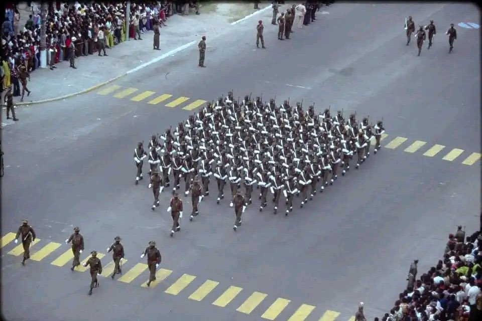 Défilé militaire du 30 juin 1977 sur le boulevard du 30 juin de #Kinshasa
