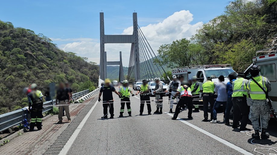 GN_Carreteras's tweet photo. #TomePrecauciones en #Guerro continúa cierre total de circulación por #AccidenteVial, aproximadamente en el km 166+000 autopista (600) Cuernavaca-Chilpancingo. Atienda indicación vial. https://t.co/5i75mbdkTx