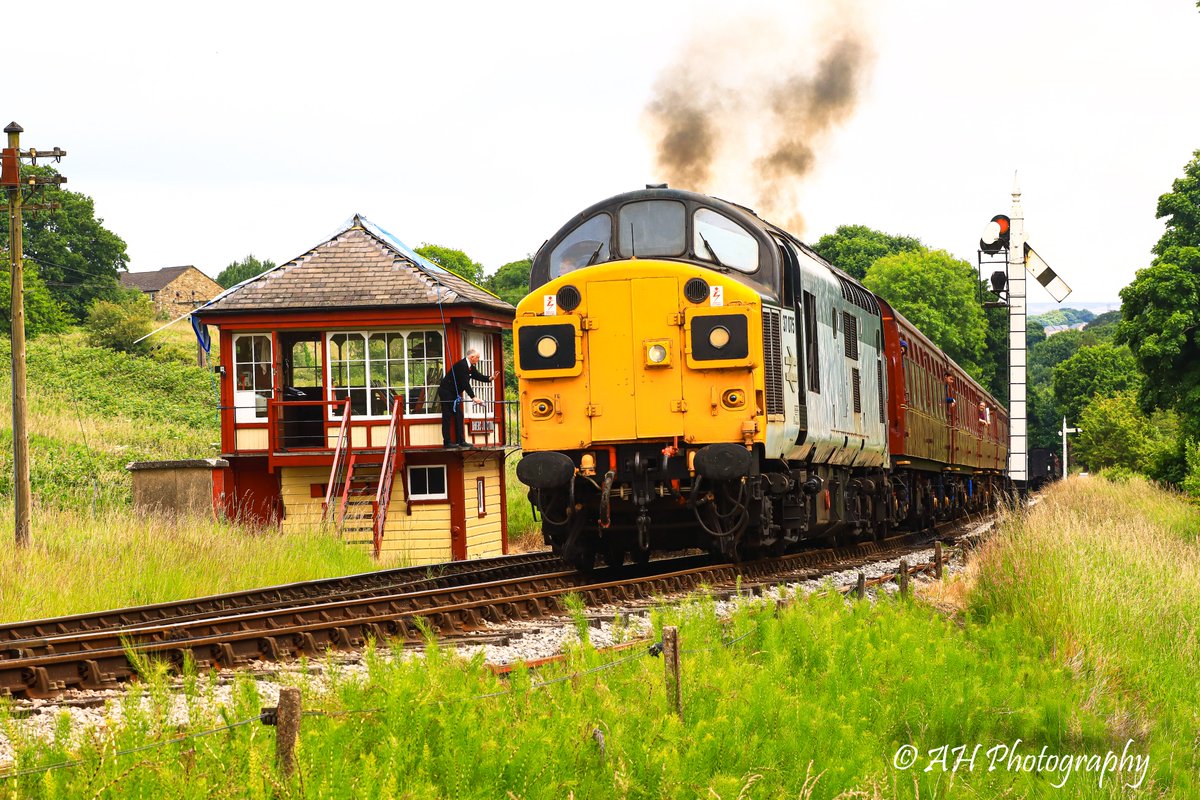 andrew_herny's tweet image. Another great @WorthValley Diesel Gala as resident BR Railfreight liveried 37075 restarts off the incline at Damems Junction with plenty of clag, hauling a Keighley to Oxenhope service. @TheGrowlerGroup #KWVR #DieselGala #Class37 #Tractor #HeritageRail #BRRailfreight #BR