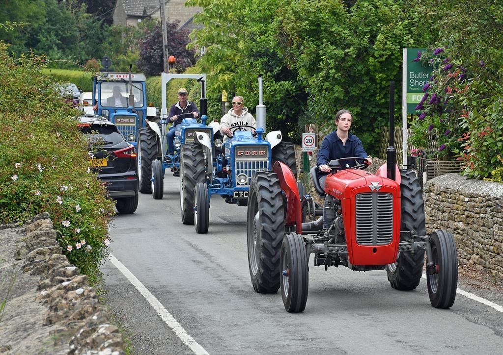 dragongirl94's tweet image. When you see a #20mph zone and can only dream. 

Someone #snapped me last weekend taking the airfield #littleredtractor for a jaunt to raise funds for the #wiltshireairambulance #masseyferguson #tractor #speed