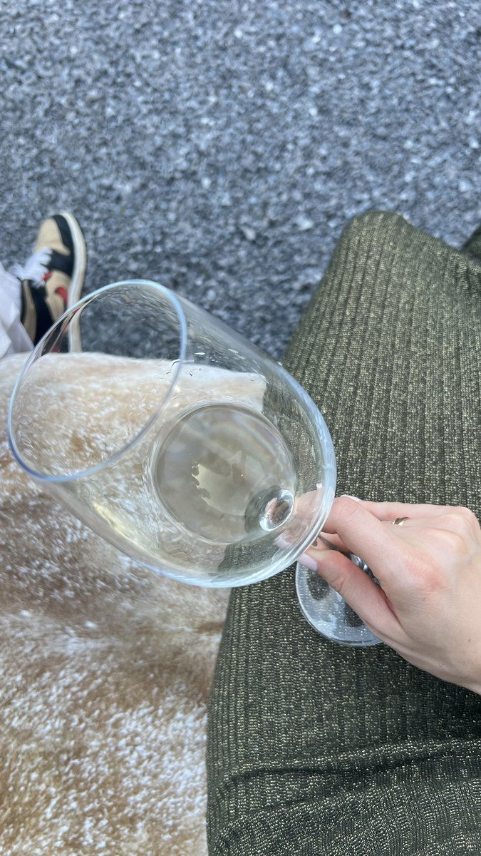 electramustaine's tweet photo. @Phyllbo_Baggins Deliciously!!! We made it to white wine season! 🥂☀️☺️ Have you tried ours yet? https://t.co/jIXlLIJBZa