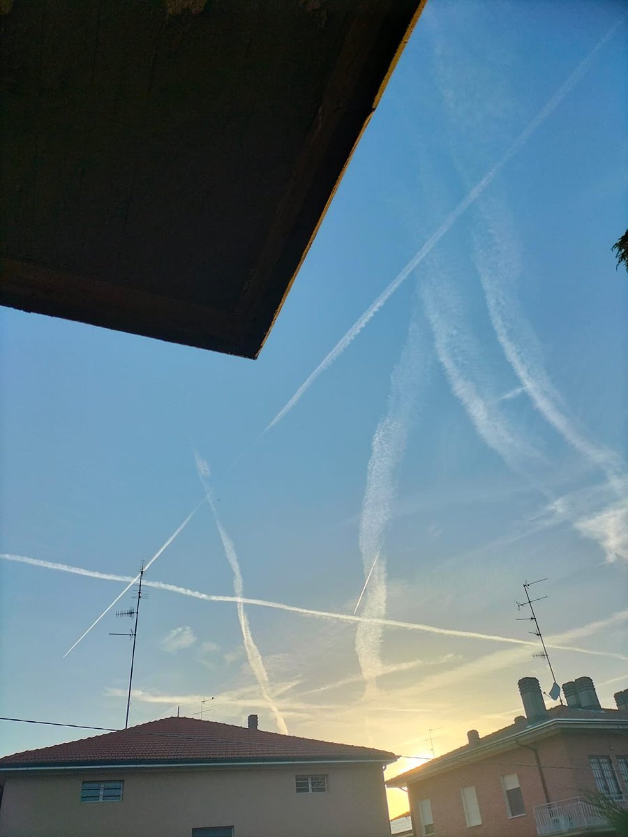 bassarelli's tweet image. Oggi, sopra casa di un’amica.
#ReggioEmilia #sciechimiche #maledetti