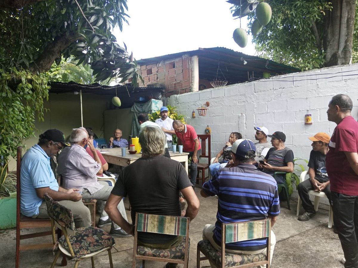 CEMValmoreRVale's tweet photo. Nuestra estructura de frente y dando la cara apostando por la UNIDAD, en reunión dominical planificando estrategias para la semana con sus parroquias históricas en miras de la juramentación de los Comanditos.
Hasta el final con @EdmundoGU 
Fortaleciendo la institucionalidad. https://t.co/oIEmfmHwB3
