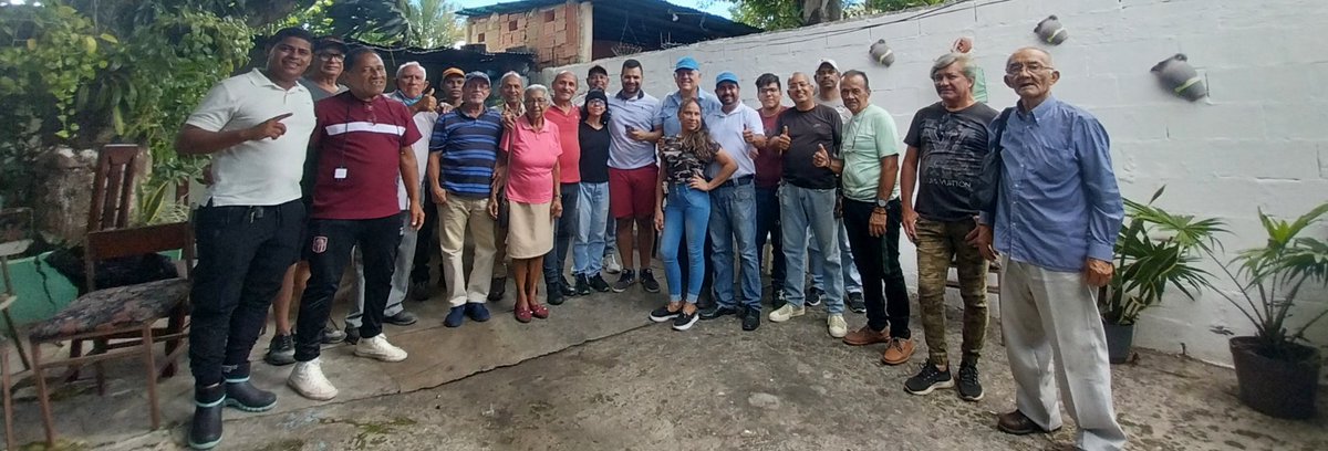 Nuestra estructura de frente y dando la cara apostando por la UNIDAD, en reunión dominical planificando estrategias para la semana con sus parroquias históricas en miras de la juramentación de los Comanditos.
Hasta el final con <a href="/EdmundoGU/">Edmundo González</a> 
Fortaleciendo la institucionalidad.