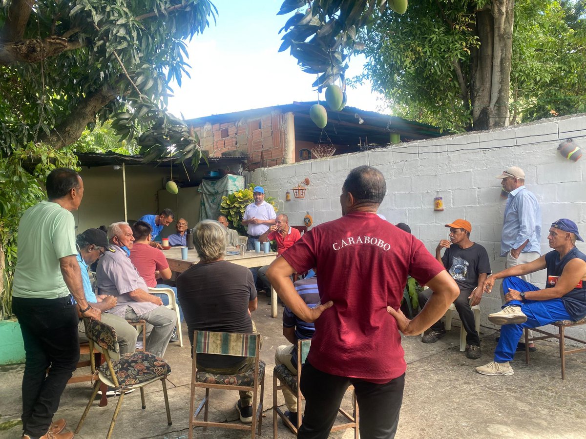 CEMValmoreRVale's tweet photo. Nuestra estructura de frente y dando la cara apostando por la UNIDAD, en reunión dominical planificando estrategias para la semana con sus parroquias históricas en miras de la juramentación de los Comanditos.
Hasta el final con @EdmundoGU 
Fortaleciendo la institucionalidad. https://t.co/oIEmfmHwB3