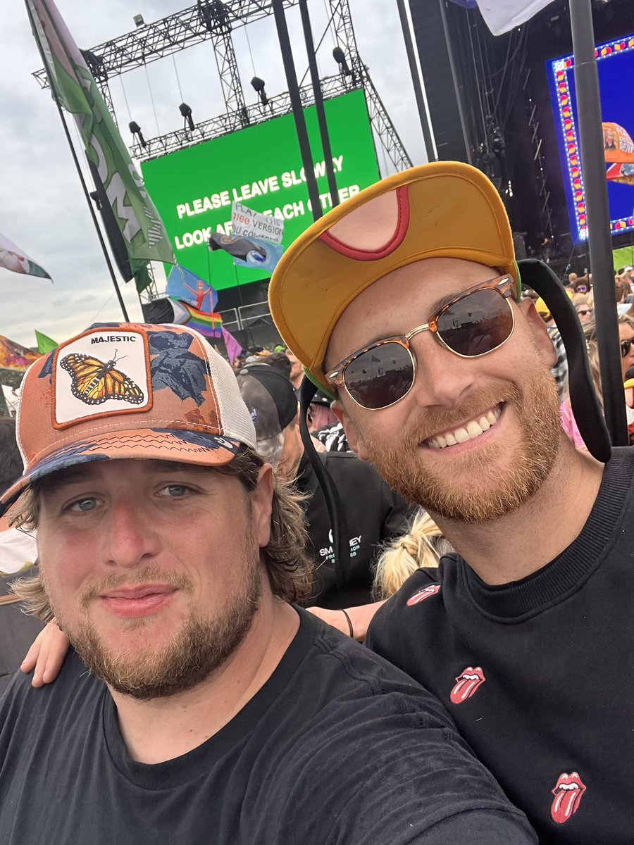 LeeUpton's tweet photo. What a way to see Nothing But Thieves and Avril! #radioxflags @Pipskin @JamesRobinson @tobytarrant @ChrisMoyles @cheapholidayexp @chrisjlongman @domisatwit https://t.co/m4VVqO0ACz