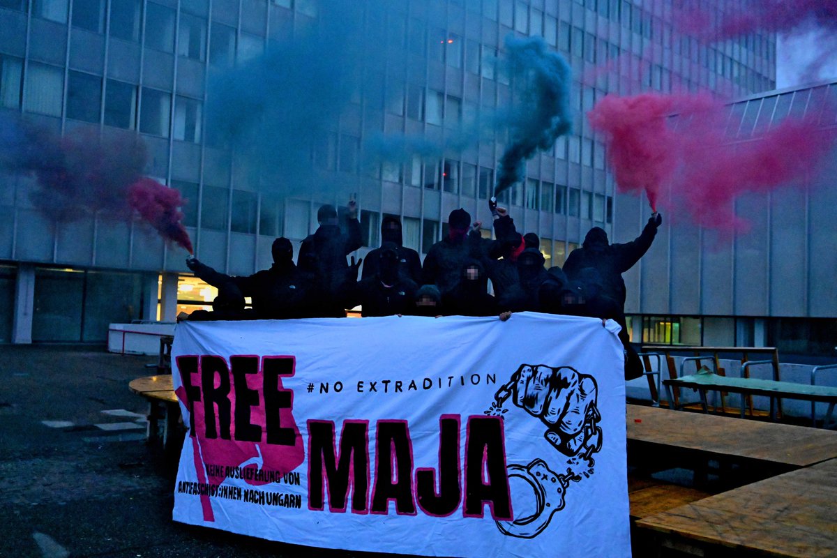 Auch in #Frankfurt sagen wir: #Maja, Du bist nicht allein! Solidarität mit den Genoss*innen in Knast und im Untergrund. Freiheit &amp; Glück allen untergetauchten Antifas - für einen konsequenten Antifaschismus! #FreeMaja #FreeHanna #FreeAllAntifas
