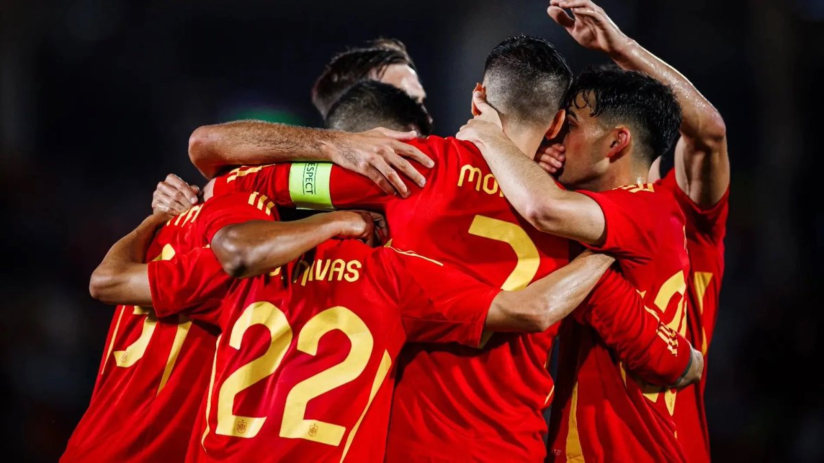 España tendrá difícil eliminar a Alemania siendo la anfitriona pero como juega el equipo español, por favor.

El que mejor fútbol ha demostrado en la Eurocopa de LARGO. Da gusto verlos jugar al fútbol. 

De La Fuente se ha montado un EQUIPAZO.