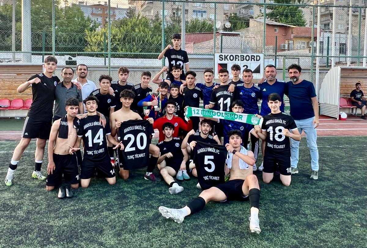 Anadolu Bingölspor (Kuzgunlar), 27-30 Haziran tarihleri arasında Diyarbakır'da düzenlenen U-17 Türkiye Şampiyonası İkinci Kademe Müsabakaları'nda ilimizi başarıyla temsil etti. Grubundaki tüm maçlarını kazanarak Türkiye'de son 4 takım arasına kalmayı başardı. Bravo çocuklar 👏