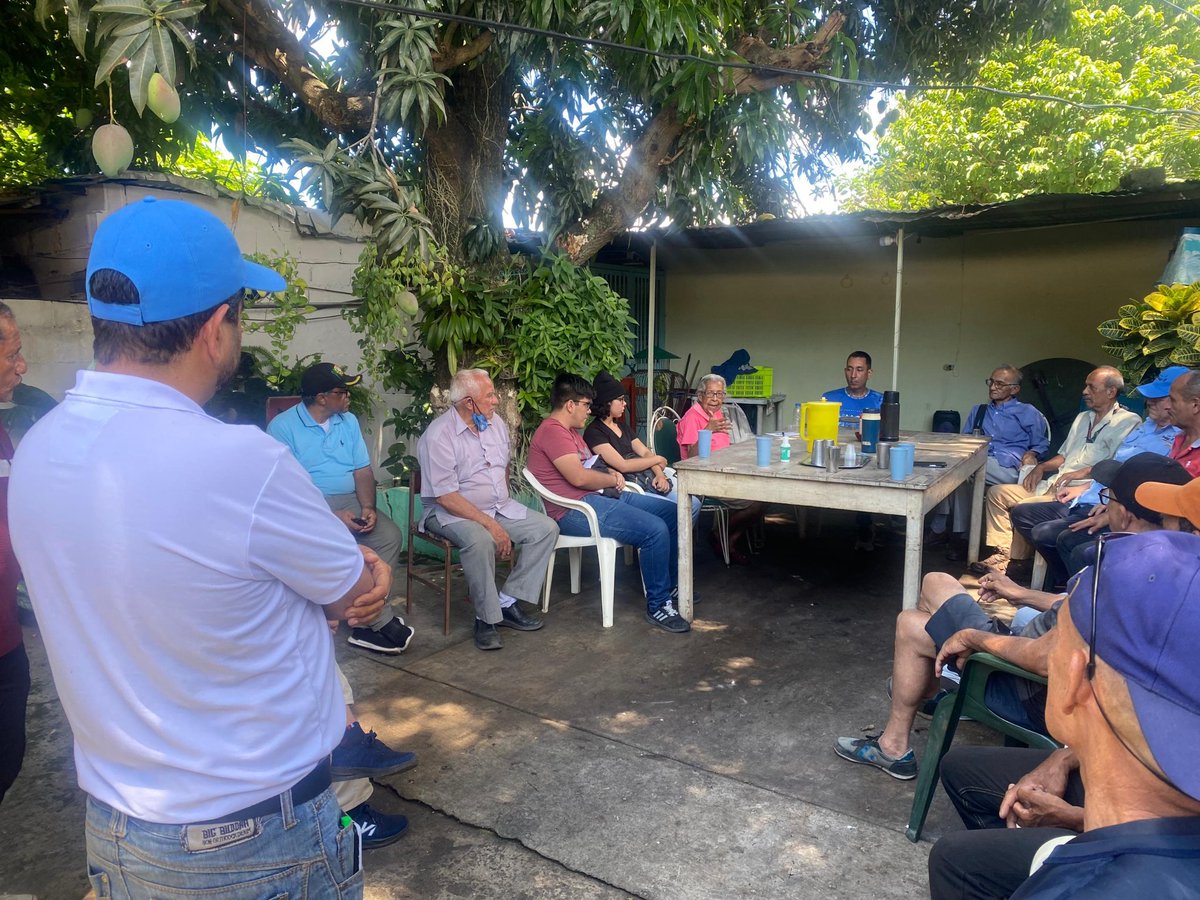 Hoy en la parroquia Candelaria de Valencia con la presencia de los Compañeros Diputados del CLEP <a href="/luiscuicar47/">luis cuicar</a> <a href="/hamid_ramos/">Hamid Ramos</a> y el Concejal <a href="/CarlosRojasve/">Carlos Enrique Rojas</a> se juramento un Comandito para este 28j rumbo a la consolidación de la UNIDAD plena con <a href="/EdmundoGU/">Edmundo González</a>