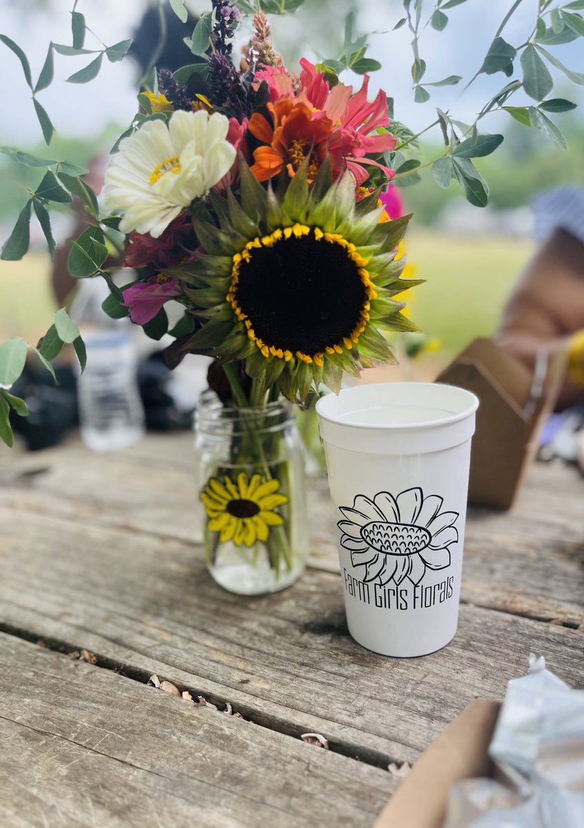 CarlaWpe's tweet photo. 💐Awesome experience with my girl Brittany at Barefoot Acres as we took part in the @farm_girls_florals Bouquets &amp; Brunch event! Awesome experience with amazing food from @grainman.gvl &amp; music from @americanjoule! 💐#livelaughlove #APlife #friends #summerfun #yeahthatgreenville https://t.co/9v26vk1n7n