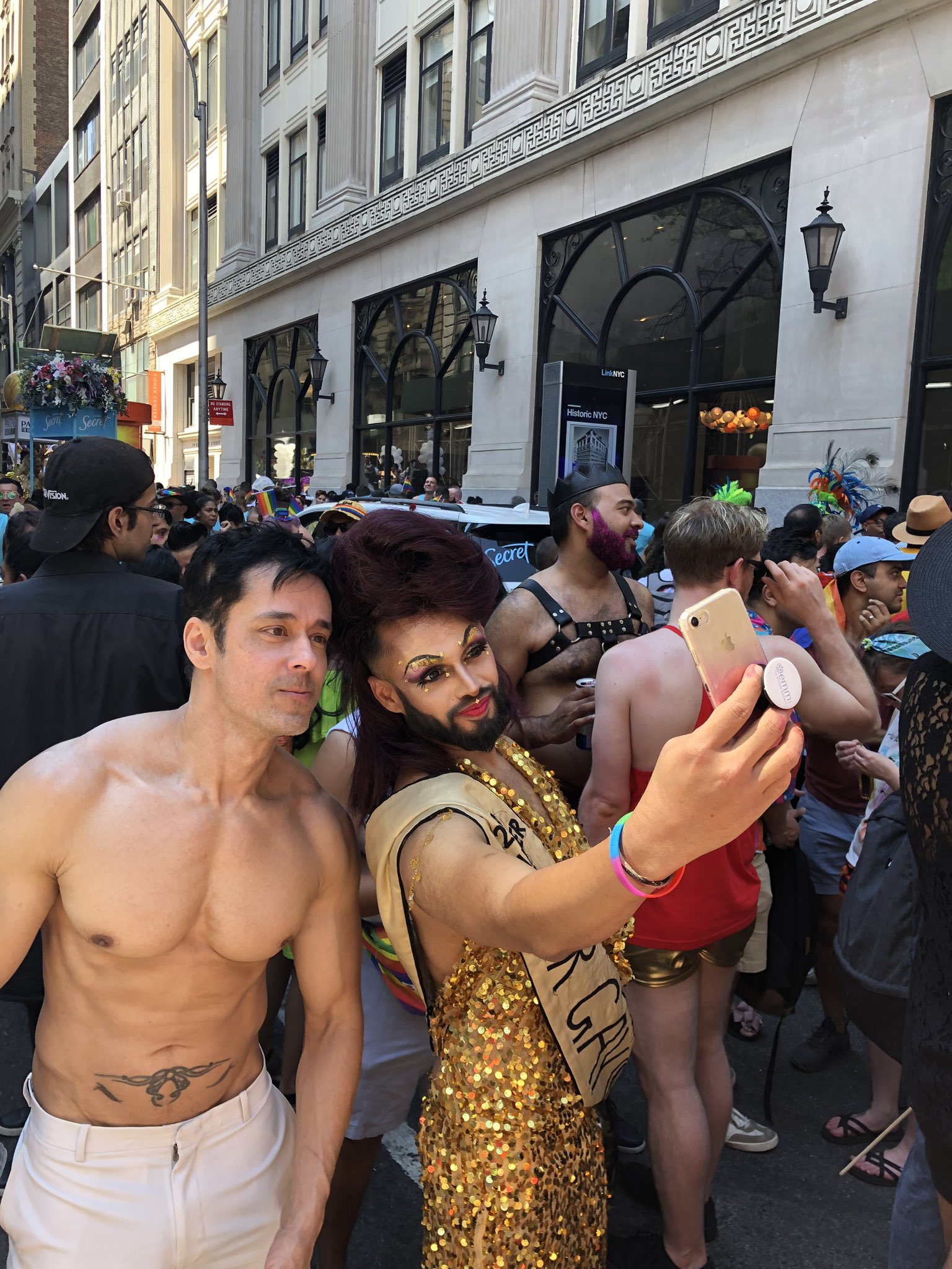 2 pic. Happy Pride 🌈 #pride #pridenyc https://t.co/URGm5IgiWr