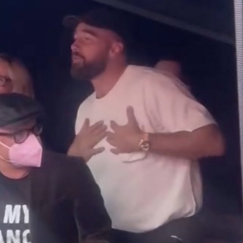 🚨| Taylor Swift's reaction to spotting Travis Kelce in the VIP tent at today's show! #DublinTSTheErasTour