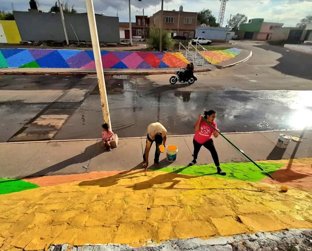 CedhDurango's tweet photo. La #participaciónsocial es una realidad en el polígono Ampliación y Las Mangas,  gracias al proyecto #TerritoriosDePaz y a #Mibe (artista gráfico) que están transformando con arte-color las casas y espacios recreativos.

#CulturadePazyPrevencion🕊 https://t.co/sigJgaOIk1