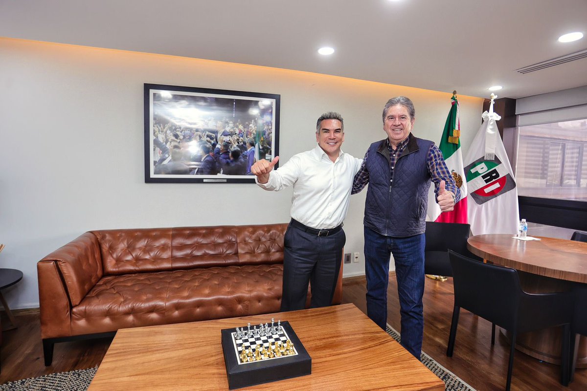 ¡Domingo de trabajo en el <a href="/PRI_Nacional/">PRI</a>! Me dio mucho gusto recibir a mi buen amigo Víctor Hugo Celaya Celaya, un priista de toda la vida, cercano a la militancia, sumando siempre por el partido. 

Platicamos de los retos y desafíos que vive México, y de la importancia de avanzar